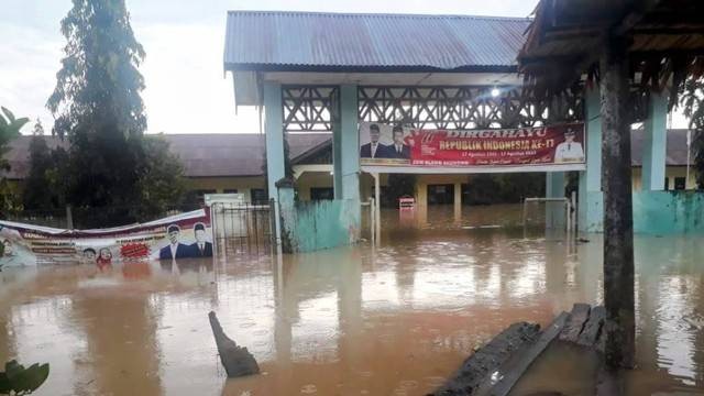 Banjir merendam sebuah sekolah di Blang Seunong, Pante Bidari, Aceh Timur, Aceh, Ahad (22/1/2023). Foto: BPBA