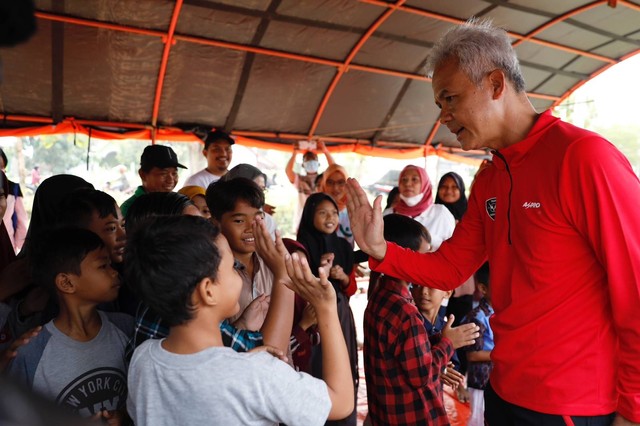 Gubernur Jawa Tengah Ganjar Pranowo saat melakukan peninjauan Gerakan Hidup Sehat pada acara Dapur Sehat Atasi Stunting (Dahsat) di Kecamatan Sayung, Kabupaten Demak, Senin (23/1/2023). Foto: Dok. Istimewa