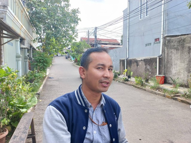 Riko Marjoni, Ketua RT 6, mengabarkan dugaan pembunuhan di Perumahan Bukit Cengkeh, Kota Depok. Dok: kumparan.