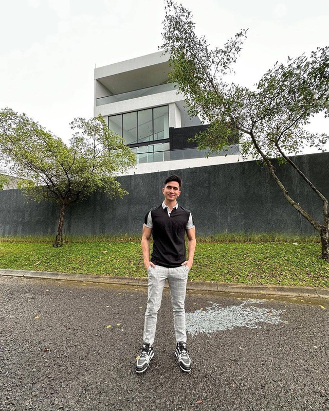Verrell Bramasta dan rumah barunya. Foto: Instagram/@bramastavrl