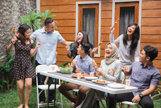 Ilustrasi berkumpul bersama teman-teman.
 Foto: Shutterstock