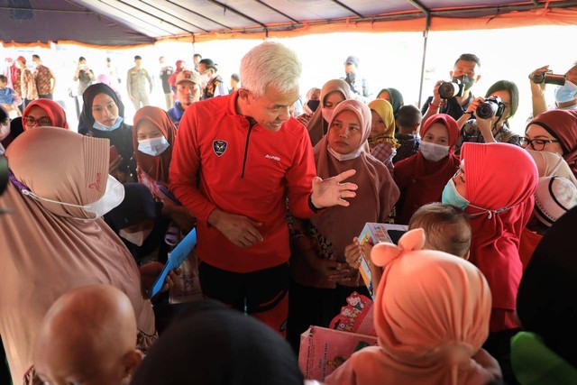 Gubernur Jawa Tengah Ganjar Pranowo merayakan ultah Megawati Soekarnoputri bersama ibu-ibu hamil, menyusui, dan remaja dalam acara Dapur Sehat Atasi Stunting (Dashat). Foto: Dok. Istimewa