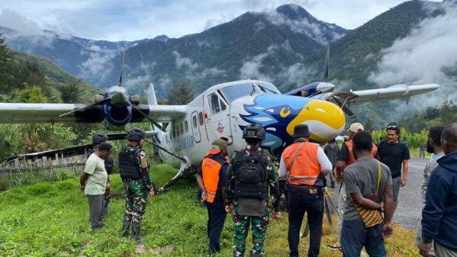 Pesawat Sam Air yang tergelincir di Lapangan terbang Beoga Puncak Provinsi Papua Tengah. Foto Polda Papua