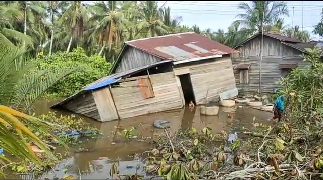 Rumah warga di Desa Peniti Luar hampir roboh diterjang banjir rob. Foto: M. Zain/Hi!Pontianak