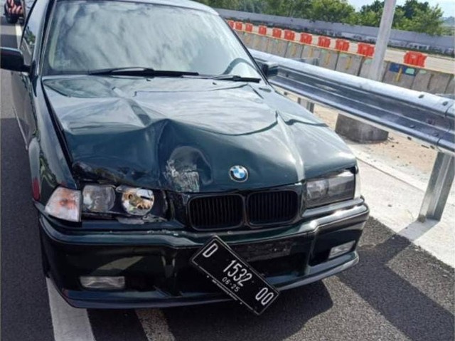 Kecelakaan mobil BMW dengan pickup di Tol Jagorawi KM 19, Depok, Jawa Barat, Senin (23/1/2023). Foto: Dok. Istimewa