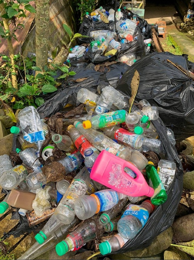 (sumber : https://www.shutterstock.com/id/image-photo/ubud-bali-indonesia-march-20-2021-1939567441) sampah limbah domestik