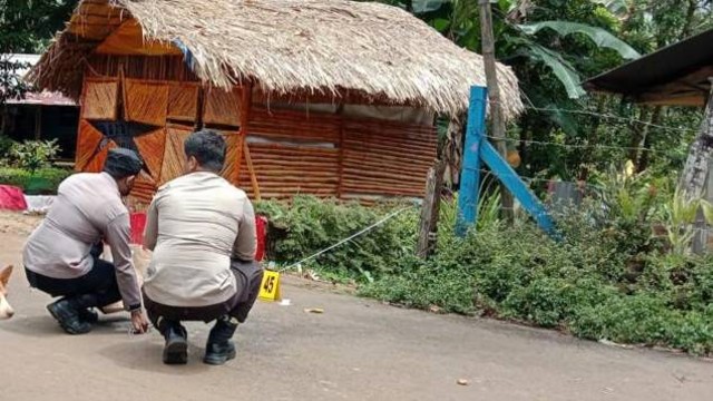 Polisi melakukan olah TKP di samping rumah jurnalis di Papua. Foto AJI Jayapura.