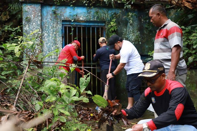 Pj Bupati Aceh Besar Muhammad Iswanto (baju putih) memimpin langsung Aksi 1 Jam Memungut Sampah di kawasan wisata pemandian Gle Taron di Gampong Lambaro Kueh, Kecamatan Lhoknga. Foto: Dok. Pemkab Aceh Besar