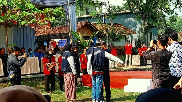 Penyematan Jaket KKN Tanda Pelepasan Mahasiswa KKN-P 2023