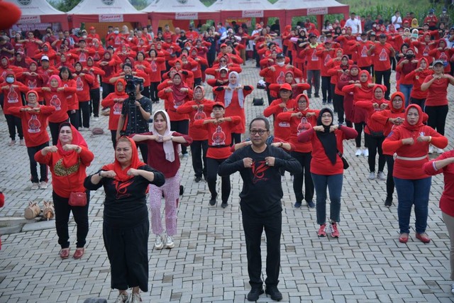 Plt Wali Kota Semarang Hevearita Gunaryanti Rahayu bersenam bersama jajaran Pemerintah Kota Semarang, Senin (23/1). Foto: Pemkot Semarang