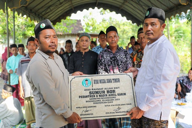 Pemberian sumur bor kepada Pondok Pesantren dan Madrasah Diniyah (Madin) Ainul Karim di Bojonegoro. Foto: Dok. Istimewa