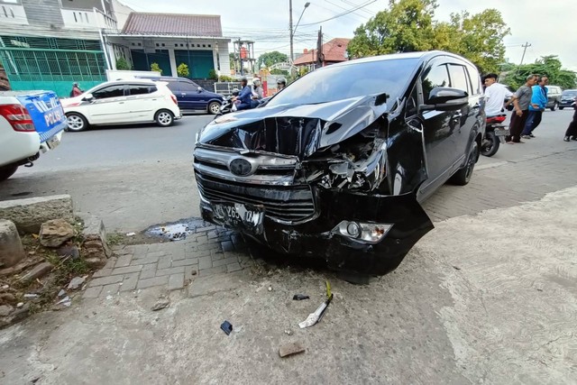 Mobil anggota DPRD Jawa Tengah usai menabrak 4 pejalan kaki. Foto: Dok. Istimewa