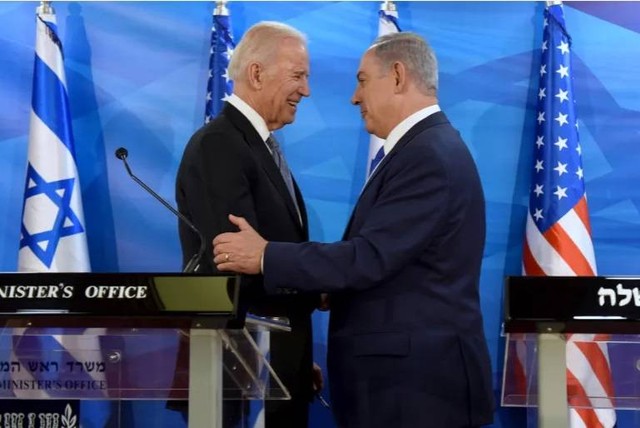 Wakil Presiden AS Joe Biden (kiri) berjabat tangan dengan Perdana Menteri Israel Benjamin Netanyahu di Yerusalem pada 9 Maret 2016 [File: Debbie Hill/Pool via Reuters]