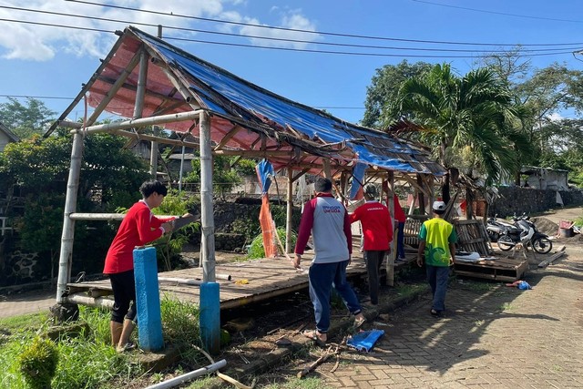 Dokumentasi proses pembongkaran Gazebo di embung (Waduk) Dusun Gunungsari Desa Kertosari di Bantu Tim KKN-P Kelompok 22 Umsida