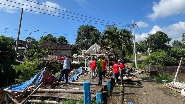 Dokumentasi Selesai pembongkaran Gazebo di embung (Waduk) Dusun Gunungsari Desa Kertosari di Bantu Tim KKN-P Kelompok 22 Umsida