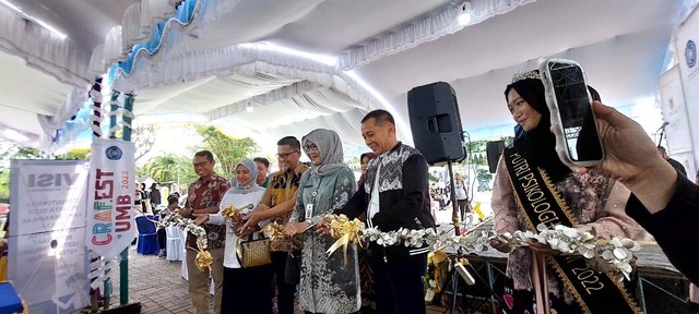 Pembukaan Crafest 2023 secara simbolis melalui upacara pemotongan pita oleh Staf Ahli Bidang Kemasyarakatan dan SDM Setdaprov Kalsel didampingi oleh Wakil Rektor II dan III UM Banjarmasin serta Dekan Fakultas Psikologi UM Banjarmasin