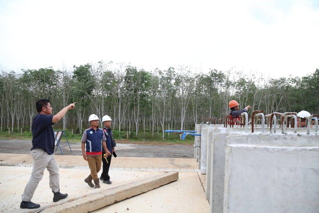 Gubernur Sumsel Herman Deru saat memantau progress pembangunan ruas tol Kapalbetung, Foto (Humas Pemprov Sumsel)