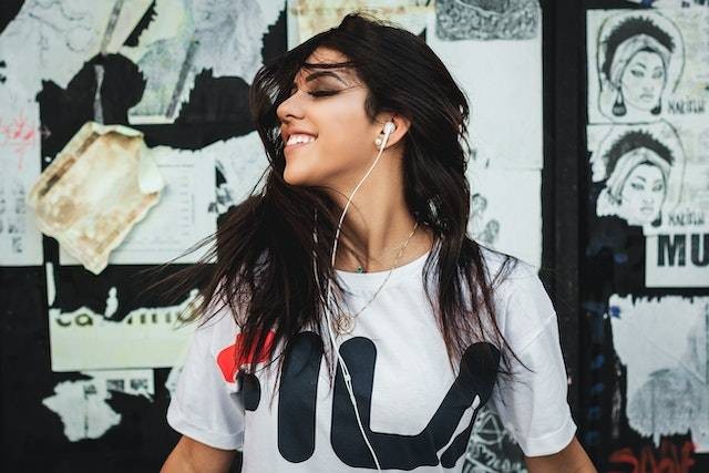 Ilustrasi menggunakan earphone terbaik murah. Foto: Pexels.com/Marcelo Chagas