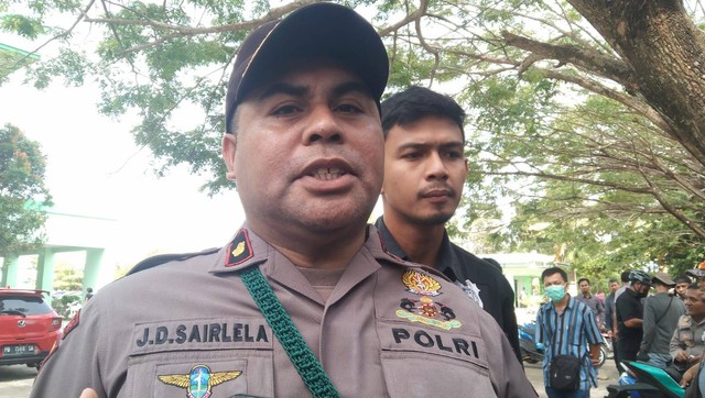 Kapolsek Sorong Timur Kompol Jendry Denny Sairlela didampingi Kasat Reskrim Polresta Sorong Kota Iptu Adul Bayu Ananda, foto: Yanti/BalleoNEWS