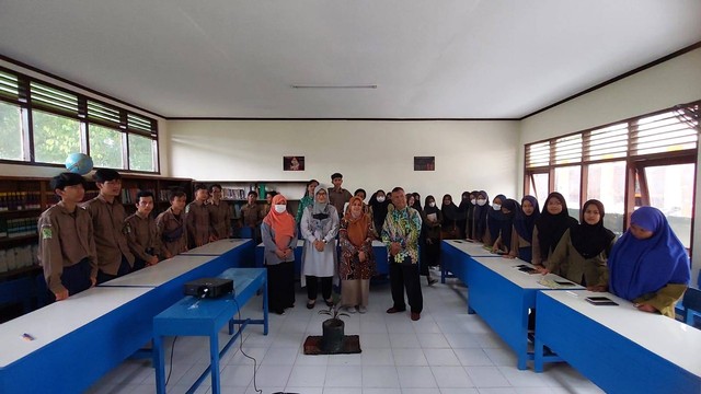 Pengabdian masyarakat Fakultas Farmasi Universitas Ahmad Dahlan (UAD) di SMK Muhammadiyah Minggir, Sleman (Foto: Istimewa)