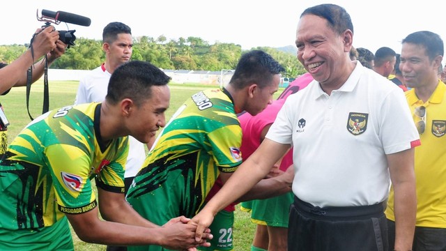 Menteri Pemuda dan Olahraga (Menpora) Zainudin Amali menyaksikan laga persahabatan PS Boalemo dan Persidago. Selasa, (24/1). Foto: Dok istimewa