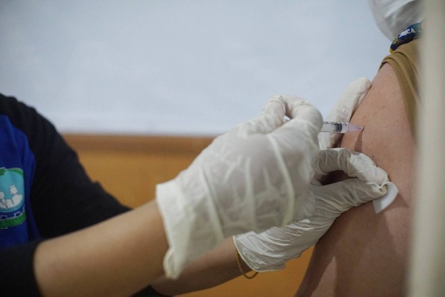 Petugas kesehatan menyuntikkan vaksin saat pelaksanaan Vaksin Booster COVID-19 Kedua di Blok A Kantor Wali Kota Jakarta Timur pada Selasa (24/1). Foto: Iqbal Firdaus/kumparan
