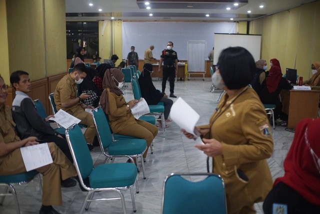 Suasana pelaksanaan Vaksin Booster COVID-19 Kedua di Blok A Kantor Wali Kota Jakarta Timur pada Selasa (24/1). Foto: Iqbal Firdaus/kumparan