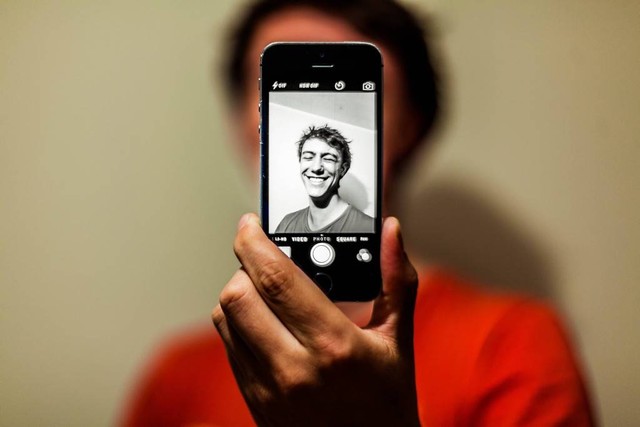 Ilustrasi menggunakan efek IG yang bagus untuk selfie cowok. Foto: Unsplash.com/Antoine Beauvillain.