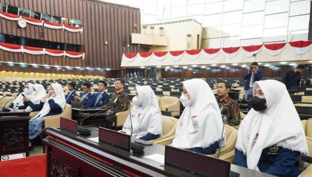 Siswa SMA Al Hikmah Surabaya berkunjung ke Gedung DPR RI dan Istana Wakil Presiden RI.