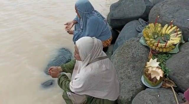 Ritual adat dilakukan di Sungai Jeneberang. Dok: Istimewa.