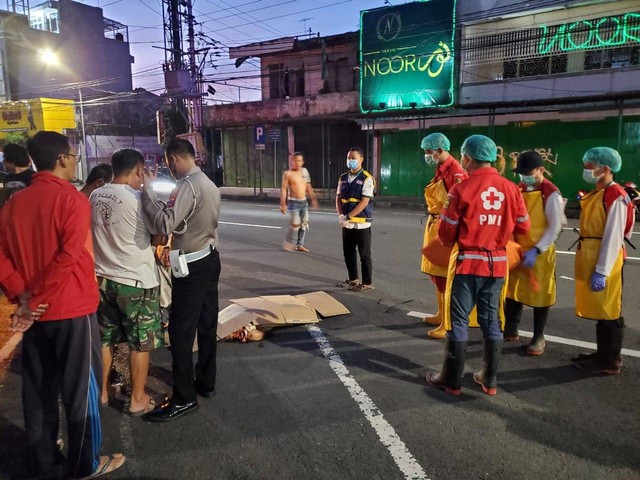 Seorang lansia tewas setelah tertabrak mobil sedan di Jalan Urip Sumoharjo, Gondokusuman, Kota Yogyakarta pada Selasa (24/1) pagi. Foto: Dok. Polresta Yogyakarta