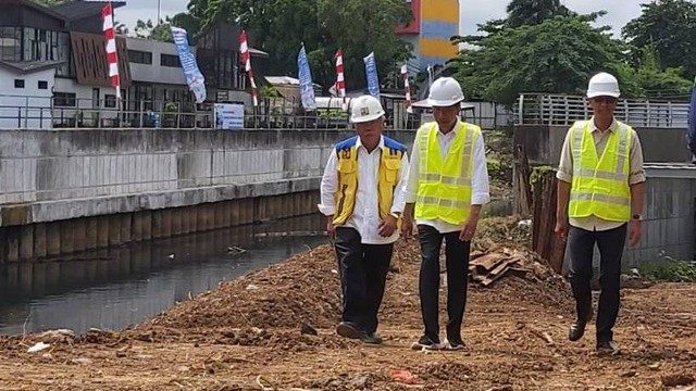Presiden Jokowi meninjau proyek Sodetan Kali Ciliwung, Jakarta Timur, Selasa (24/1/2022).  Foto: Nadia Riso/kumparan