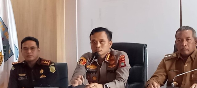 Kapolresta Sorong Kota Kombes Pol Happy Perdana saat memberikan keterangan pers, Selasa (24/1)