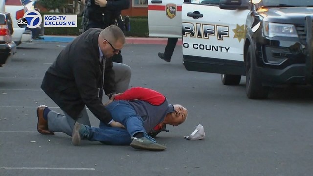 Seorang tersangka ditangkap oleh petugas penegak hukum setelah penembakan massal di dua lokasi di kota pantai California utara Half Moon Bay, California, AS, Senin (23/1/2023).  Foto: ABC Affiliate KGO/Reuters