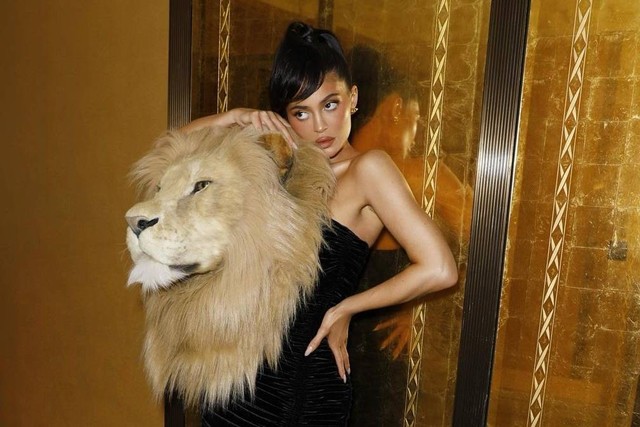 Gaya Kylie Jenner di Schiaparelli Show PFW 2023, pakai gaun dengan kepala singa. Foto: Instagram/@kyliejenner