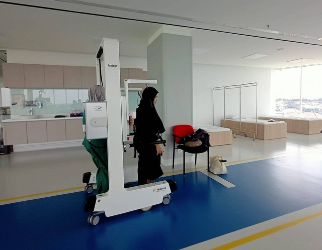 Robot Andago yang membantu terapi berjalan pasien. Foto-foto: Masruroh/Basra