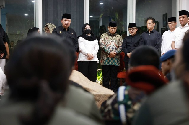 Prabowo Subianto dan Azwar Anas melayat ke rumah duka Soedarno Hendroto, ayah Kepala BIN Budi Gunawan, Selasa (24/1/2023). Foto: Kemhan RI