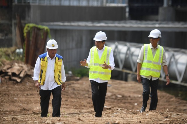 Presiden Joko Widodo (tengah) didampingi Menteri PUPR Basuki Hadimuljono (kiri) dan Pj Gubernur DKI Jakarta Heru Budi Hartono meninjau proyek pembangunan sodetan Kali Ciliwung di Jakarta, Selasa (24/1/2023). Foto: Hafidz Mubarak A/ANTARA FOTO