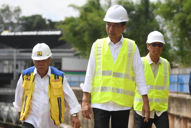 Presiden Joko Widodo (tengah) didampingi Menteri PUPR Basuki Hadimuljono (kiri) dan Pj Gubernur DKI Jakarta Heru Budi Hartono meninjau proyek pembangunan sodetan Kali Ciliwung di Jakarta, Selasa (24/1/2023). Foto: Hafidz Mubarak A/ANTARA FOTO