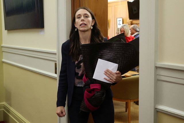 Perdana Menteri Selandia Baru Jacinda Ardern meninggalkan rapat kaukus Partai Buruh untuk memilih perdana menteri baru di Parlemen di Wellington pada Minggu (22/1/2023). Foto: Marty Melville/AFP