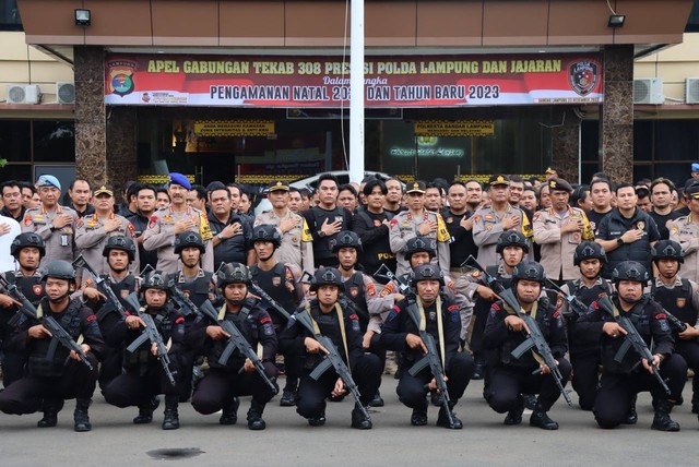 Kapolda Lampung, Irjen Pol Akhmad Wiyagus, bersama jajaran personel polri. | Foto: Humas Polda Lampung