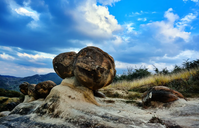 Penampakan batu hidup alias trovant di Rumania.  Foto: aaltair/Shutterstock