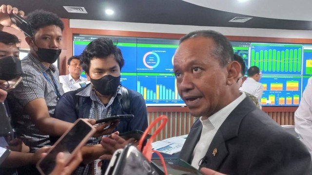 Menteri Investasi dan Kepala Kepala BKPM, Bahlil Lahadalia ketika ditemui awak media di Gedung BKPM, Selasa (24/1/2023). Foto: Ave Airiza Gunanto/kumparan