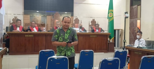 Dosen honorer di Fakultas Keguruan dan Ilmu Pendidikan (FKIP) Universitas Lampung Wayan Rumite saat dihadirkan sebagai saksi di Pengadilan Negeri Tanjung Karang, Bandar Lampung. | Foto : Galih Prihantoro/ Lampung Geh