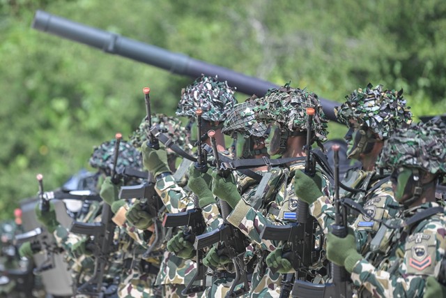 Sejumlah prajurit Korps Marinir TNI AL mengikuti upacara pengangkatan warga kehormatan di Pulau Damar, Kepulauan Seribu, Jakarta, Selasa (24/1/2023). Foto: M Risyal Hidayat/ANTARA FOTO