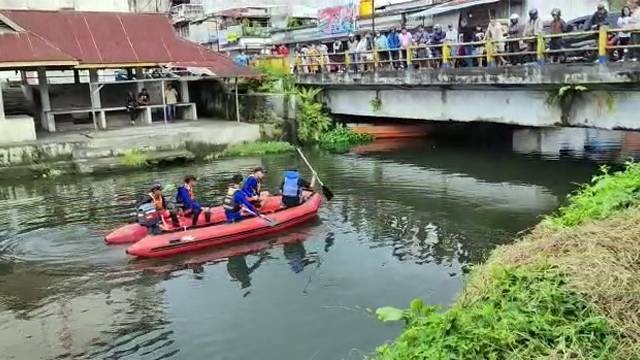 Upaya pencarian seorang pemuda yang hilang di sungai di dekat Pasar Wawalintoan, Kabupaten Minahasa, sejak Minggu (22/1)