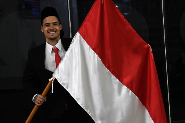 Pesepak bola Shayne Pattynama berpose dengan bendera Merah Putih usai pembacaan sumpah menjadi Warga Negara Indonesia (WNI) di Jakarta, Selasa (24/1/2023). Foto: Aditya Pradana Putra/ANTARA FOTO