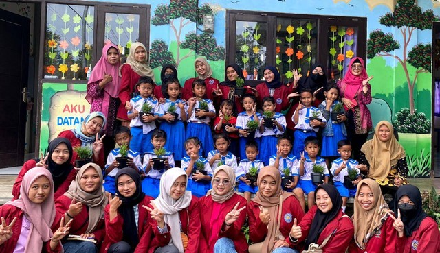 Foto Bersama Mahasiswa KKN dan Anak-anak TK