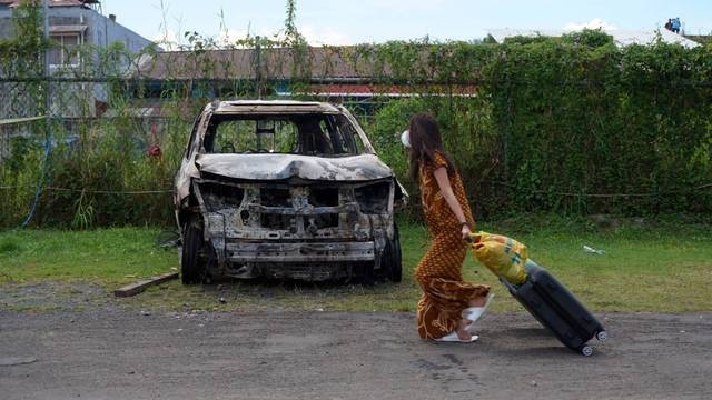 Pekerja tempat hiburan malam Double O mengungsi usai bentrokan di Kota Sorong, Papua Barat, Selasa dini hari (25/1/2022). Foto: Olha Mulalinda/Antara Foto