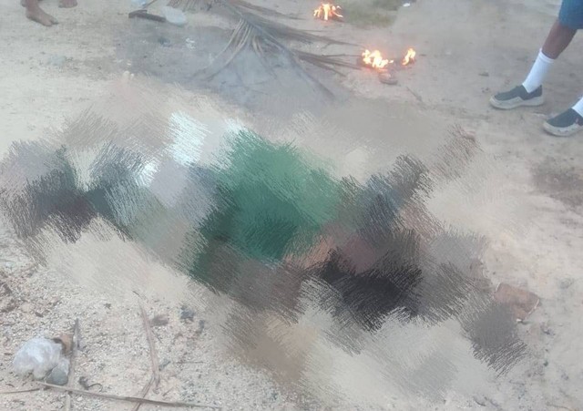 Dikira pelaku penculikan anak, seorang wanita di Sorong di bakar massa, di Kompleks Kokoda Km 8, foto: Istimewa